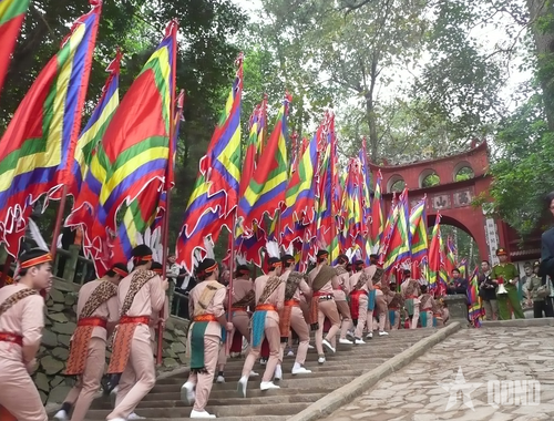 Đội rước cờ truyền thống lên đền Thượng làm nghi lễ Giỗ Tổ Hùng Vương. 