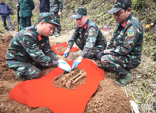 Cán bộ, chiến sĩ tỉ mỉ cất bốc, quy tập hài cốt liệt sĩ tại hiện trường.