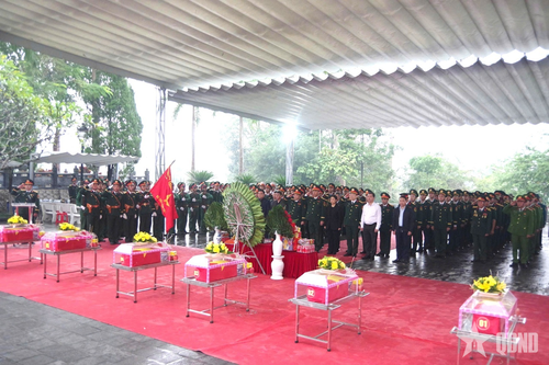 Những nén hương được thắp lên giữa núi rừng, lặng lẽ tri ân các liệt sĩ vừa được tìm thấy.