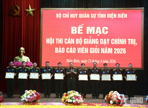 Ban tổ chức trao chứng nhận và khen thưởng tặng các thí sinh. 