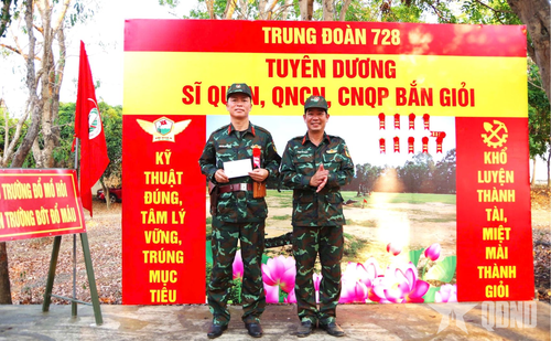 Đại tá Phạm Văn Nghĩa, Trung đoàn trưởng Trung đoàn 728 tặng hoa cá nhân bắn giỏi.