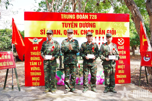 Đại tá Nguyễn Xuân Nguyên, Chính ủy Trung đoàn 728 trao hoa tặng các cá nhân bắn giỏi.