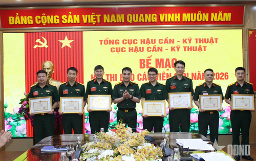 Lãnh đạo Cục Hậu cần-Kỹ thuật trao khen thưởng tặng các thí sinh có thành tích cao trong hội thi.
