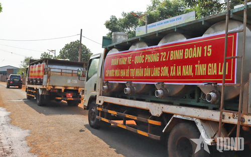 Xe bồn của Đoàn Kinh tế - Quốc phòng 72 chở nước sạch đến tận làng cho người dân.