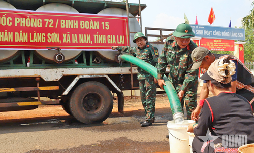 Đại tá Nguyễn Chí Kiên, Bí thư Đảng ủy, Phó đoàn trưởng Đoàn Kinh tế - Quốc phòng 72 cấp nước cho người dân.