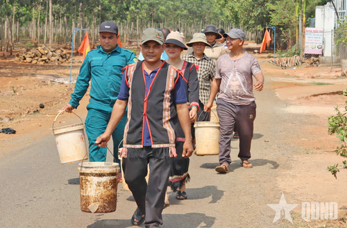 Người dân làng Sơn đi lấy nước sạch Đoàn Kinh tế - Quốc phòng 72 cấp. 