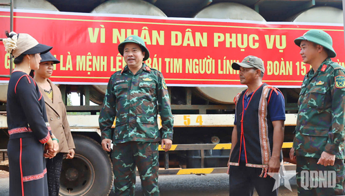 Thượng tá Phạm Xuân Tri động viên người dân làng Sơn sớm vượt qua khó khăn. 