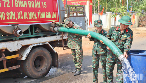 Cán bộ, nhân viên Đoàn Kinh tế - Quốc phòng 72 cấp nước cho người dân. 