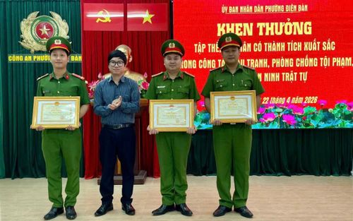 Phó Chủ tịch UBND phường Điện Bàn Lê Đăng Quang trao thưởng cho đại diện các tổ công tác và cá nhân.