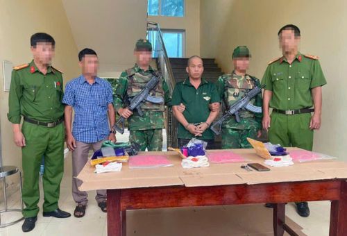 Đối tượng Nguyễn Ngọc Lân bị bắt giữ cùng số ma túy tang vật.