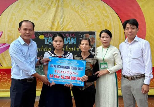 Trao tiền hỗ trợ cho học sinh Võ Lê Khánh Thy.