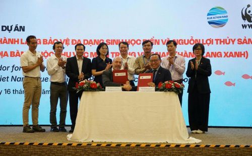 Lễ ký kết thỏa thuận hợp tác triển khai Dự án giữa Tổ chức Tầm nhìn Thế giới tại Việt Nam và Tổ chức Quốc tế về Bảo tồn Thiên nhiên tại Việt Nam.