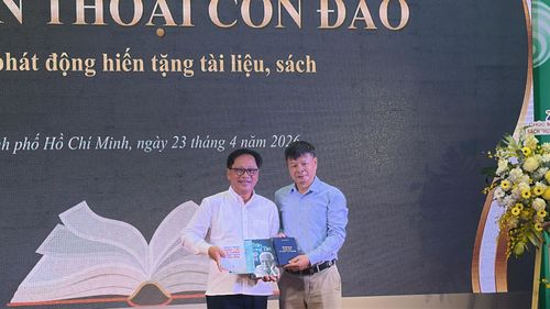  Ông Trần Trọng Ninh (phải), con trai đồng chí Trần Trọng Tân, nguyên Ủy viên Trung ương Đảng, nguyên Trưởng Ban tư tưởng - Văn hóa Trung ương, nguyên Phó Bí thư Thành ủy TPHCM, cựu tù chính trị Côn Đảo, thay mặt gia đình gửi tặng sách cho tủ sách "Huyền thoại Côn Đảo". Ảnh: HỒ SƠN 