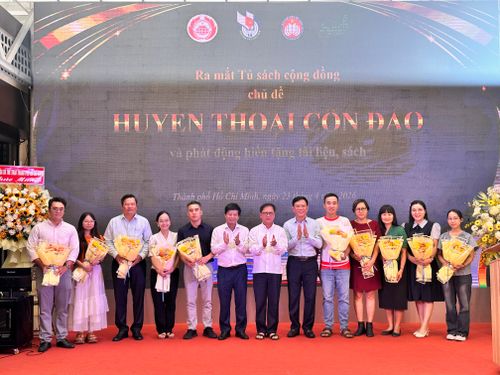  Ban tổ chức tặng hoa cảm ơn các đơn vị xuất bản và phát hành. Ảnh: HỒ SƠN 