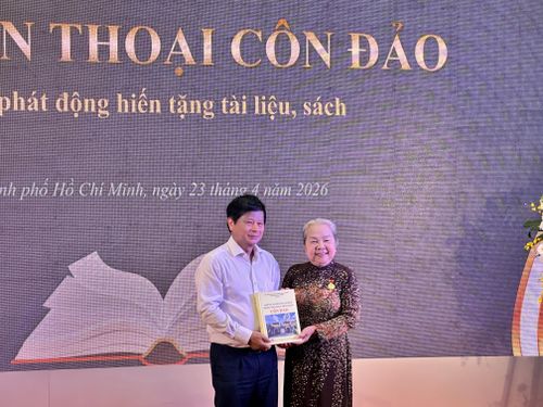  Nhà báo Trần Trọng Dũng, Phó Chủ tịch Hội Nhà báo Việt Nam, đón nhận sách tặng từ đồng chí Hoàng Thị Khánh, Chủ tịch Hội Chiến sĩ cách mạng bị địch bắt tù đày TPHCM. Ảnh: HỒ SƠN 