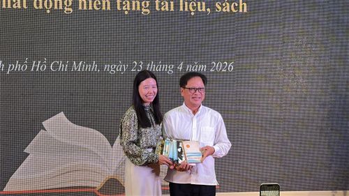  Bà Lê Quang Hạnh Phúc, con gái đồng chí Lê Quang Vịnh, nguyên Trưởng Ban Tôn giáo Chính phủ, cựu tử tù chính trị Côn Đảo, trao tặng sách của gia đình cho tủ sách "Huyền thoại Côn Đảo". Ảnh: HỒ SƠN 