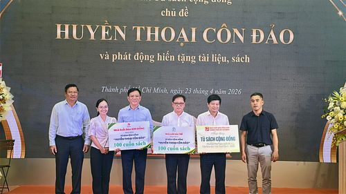  Ban tổ chức đón nhận sách tặng từ các đơn vị như NXB Tổng hợp TPHCM, NXB Trẻ, NXB Kim Đồng. Ảnh: HỒ SƠN 