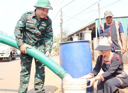 Những giọt nước mát lành cấp cho người dân