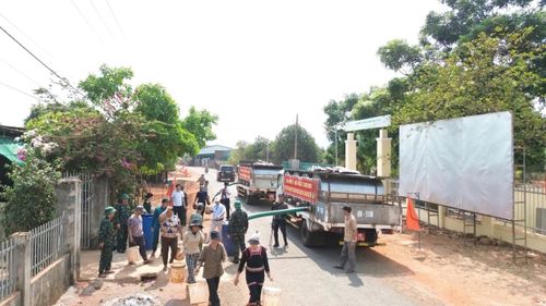 Người dân nhận nước