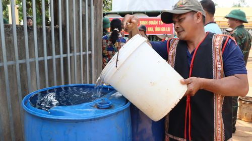 Người dân nhận nước về dùng
