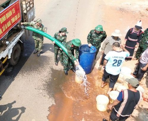 Người dân nhận nước
