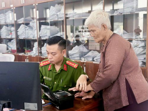 Người dân làm thủ tục cấp thẻ căn cước tại Công an phường Lái Thiêu