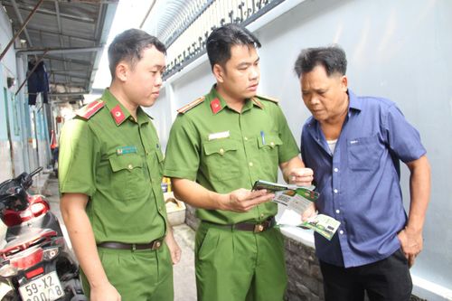 Công an phường Lái Thiêu đến các khu nhà trọ rà soát thông tin từng cá nhân