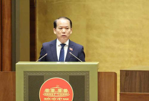 Bộ trưởng Bộ Tư pháp Hoàng Thanh Tùng trình bày các báo cáo tiếp thu ý kiến của ĐB. Ảnh: QUANG PHÚC