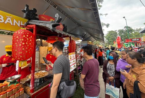  Ngày đầu khai mạc, có hàng ngàn lượt người dân, du khách đổ về lễ hội 