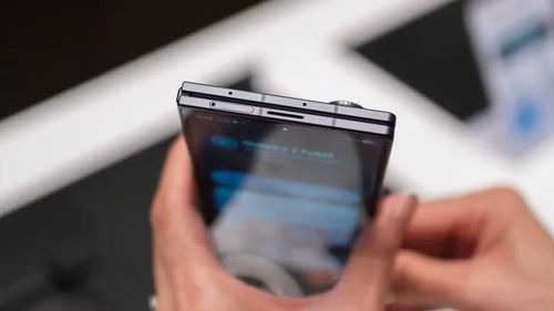 Trên các mẫu flagship mới như Samsung Galaxy S26 Ultra, người dùng dễ dàng nhận thấy hai lỗ nhỏ nằm ở cạnh trên, trông giống hệt nhau khiến nhiều người lầm tưởng đây đều là micro thu âm.