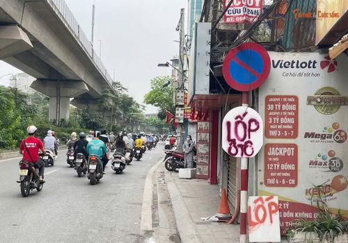 Không chỉ có các bảng biển quảng cáo kích cỡ lớn, hàng loạt biển, bảng quảng cáo cỡ nhỏ, vừa còn được treo, gắn vô tội vạ nhếch nhác trên phố Yên Lãng (Đống Đa, Hà Nội) làm mất mỹ quan đô thị.