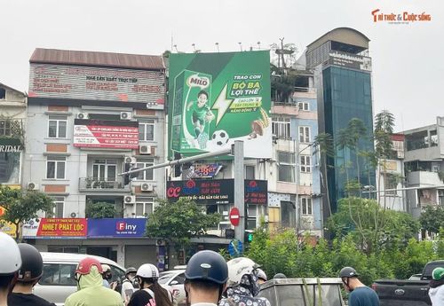 Biển quảng cáo lắp nhô ra khoảng không, phủ gần một nửa mặt tiền của ngôi nhà 176 Yên Lãng (Đống Đa, Hà Nội), nơi có đông người qua lại cũng có diện tích quá lớn gây khó khăn cho việc thoát hiểm nếu không may hỏa hoạn xảy ra. Luật Quảng cáo đã quy định rất rõ, kích thước biển hiệu được quy định rõ ràng: Đối với biển hiệu ngang thì chiều cao tối đa là 2m, chiều dài không vượt quá chiều ngang mặt tiền nhà. Đối với biển hiệu dọc thì chiều ngang tối đa là 1m, chiều cao tối đa là 4m nhưng không vượt quá chiều cao của tầng nhà nơi đặt biển hiệu. Biển hiệu không được che chắn không gian thoát hiểm, cứu hỏa; không được lấn ra vỉa hè, lòng đường, ảnh hưởng đến giao thông công cộng.