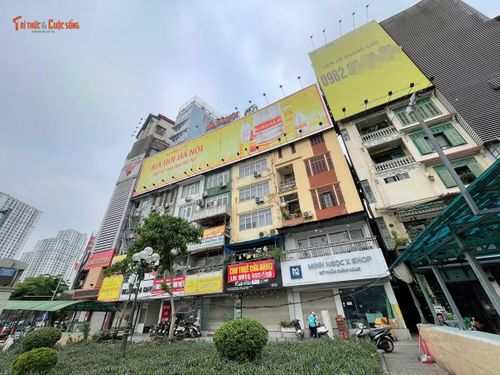 Treo, gắn biển hiệu quảng cáo tại địa chỉ từ 444-452 Tây Sơn (Đống Đa, Hà Nội) che chắn lối thoát hiểm, tiềm ẩn nguy cơ mất an toàn và ảnh hưởng đến mỹ quan đô thị.
