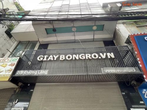 Tại địa chỉ 208 đường Láng (Đống Đa, Hà Nội) còn hàn khung sắt trái phép, đua ra khoảng không để làm vị trí treo bảng, biển quảng cáo.