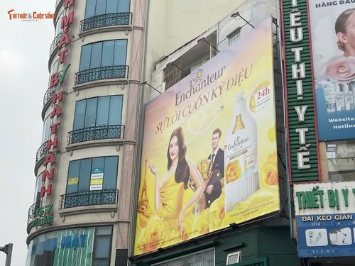 Tại khu vực ngã tư Yên Lãng - Thái Thịnh (Đống Đa, Hà Nội), có thể dễ dàng nhận thấy là biển quảng cáo dầu gội Enchanteur có diện tích quá lớn gây khó khăn cho việc thoát hiểm, cứu hỏa.