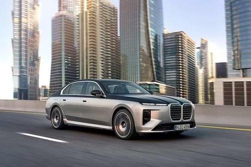 Xe có phạm vi hoạt động thuần điện lần lượt lên đến 82km và 80km, thấp hơn so với mức tối đa trước đây là 87km và 85km. Dù chỉ là bản facelift của thế hệ G70 ra mắt từ năm 2022, BMW 7 Series 2027 lại mang đến cảm giác như một bước chuyển mình rõ rệt, sẵn sàng cạnh tranh Mercedes-Benz S-Class.