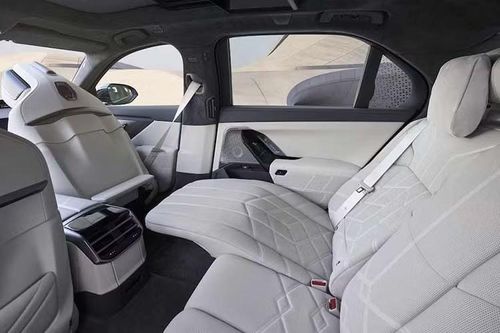 Không gian hàng ghế sau tiếp tục là điểm mạnh của 7 Series khi duy trì cấu hình limousine với màn hình giải trí 31 inch, ghế thương gia Executive Lounge và hàng loạt tiện nghi cao cấp. Đây vẫn là yếu tố giúp mẫu xe này cạnh tranh trực tiếp với các đối thủ như Mercedes-Benz S-Class trong phân khúc sedan hạng sang cỡ lớn.