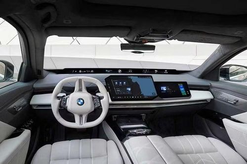 Bên trong khoang cabin, BMW mang triết lý thiết kế từ Neue Klasse lên 7 Series facelift, với điểm nhấn là hệ thống Panoramic iDrive hoàn toàn mới. Thay vì cụm đồng hồ truyền thống, các thông tin vận hành được hiển thị trên một dải màn hình kéo dài sát chân kính lái...