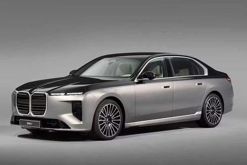 Mẫu xe sedan hạng sang BMW 7 Series 2027 bản facelift ra mắt với hàng loạt thay đổi đáng chú ý, cho thấy đây không còn là một bản nâng cấp giữa vòng đời thông thường. Thay vào đó, mẫu sedan đầu bảng của BMW đang được làm mới theo hướng tiệm cận thế hệ xe điện và số hóa Neue Klasse, từ thiết kế cho tới công nghệ vận hành.