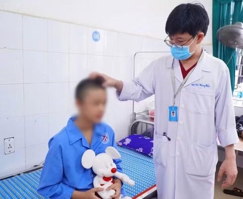 BS. Lê Hoàng Hảo thăm khám cho bệnh nhân nhi - Ảnh BVCC