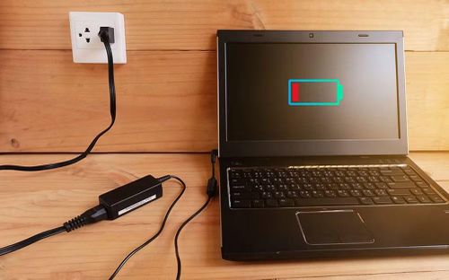 Một điểm cần lưu ý là không phải laptop nào cũng dùng chuẩn chung, nhiều mẫu vẫn sử dụng sạc độc quyền với đầu cắm riêng, khiến việc thay thế bằng sạc ngoài trở nên không khả thi.