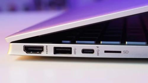 Trong trường hợp laptop hỗ trợ sạc qua USB-C, người dùng hoàn toàn có thể tận dụng sạc điện thoại hoặc sạc đa năng, miễn là thiết bị tương thích chuẩn Power Delivery.
