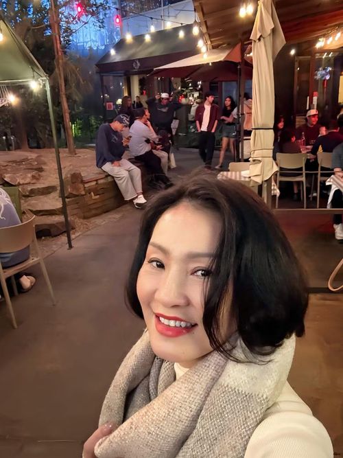 Trong khi Quang Minh trở về Việt Nam, xây dựng tổ ấm mới, thì Hồng Đào vẫn chọn cuộc sống làm mẹ đơn thân, gắn bó cùng hai con gái tại Mỹ.
