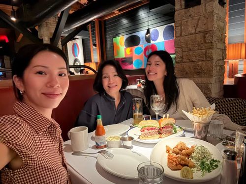 Hai ái nữ của nữ diễn viên – Vicky và Sophie – hiện đều trưởng thành, học giỏi và có định hướng riêng trong cuộc sống. Với Hồng Đào, các con không chỉ là chỗ dựa tinh thần mà còn là niềm tự hào lớn nhất. Ở tuổi 64, niềm hạnh phúc giản dị của cô đến từ việc được chứng kiến con cái thành công, tự lập và sống tử tế.