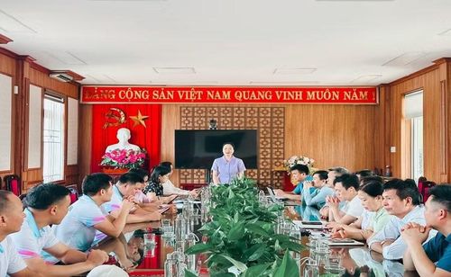 Bà Đỗ Thị Hương - Phó Chủ tịch thường trực UBND phường Việt Yên gặp mặt động viên Huấn luyện viên và hiệu trưởng các nhà trường.