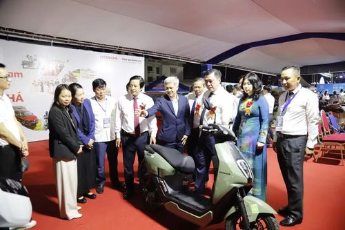 Đại biểu tham quan gian hàng giới thiệu sản phẩm của Honda Việt Nam.
