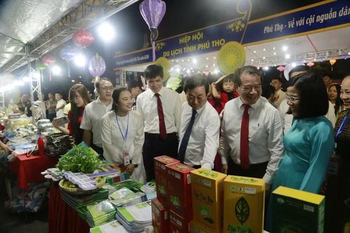 Đại biểu tham quan gian trưng bày sản phẩm tại lễ khai mạc.