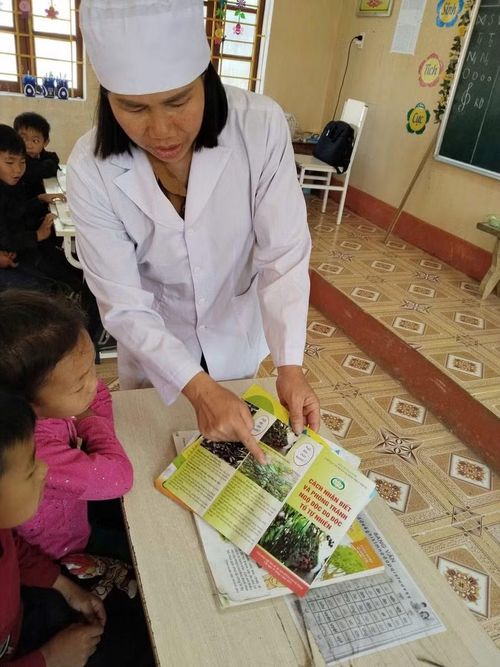 Giúp học sinh vùng cao hình thành thói quen bảo vệ bản thân.