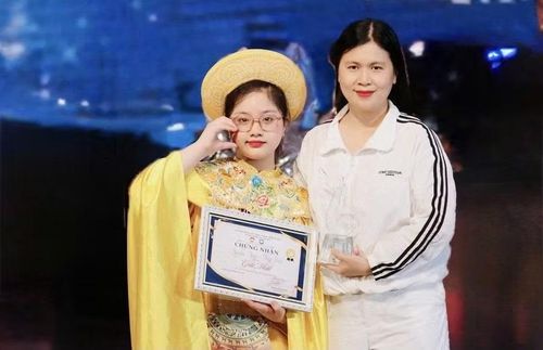 Cô giáo Trần Bảo Hà và Quán quân Liên hoan Nhạc nhẹ Thiếu nhi Thủ đô 2026 Nguyễn Ngọc Hồng Minh.