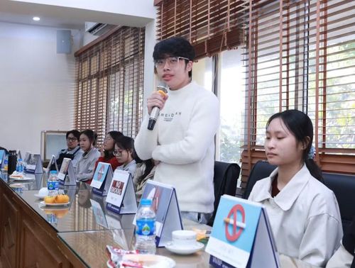 Sinh viên các trường đại học hỏi chuyên gia về tác hại thuốc lá.